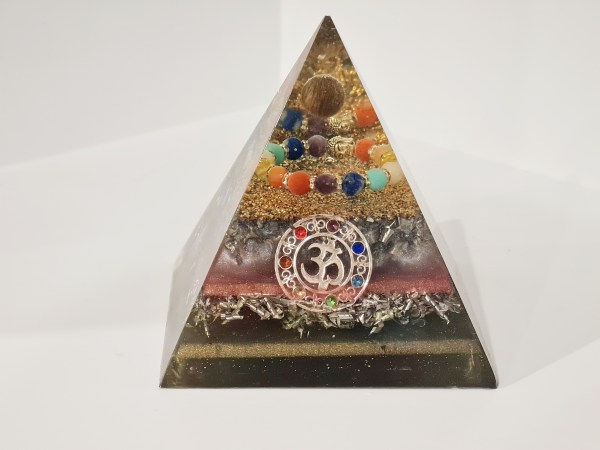 Orgonite pyramide oeil de tigre bracelet 7 chakras et Aum